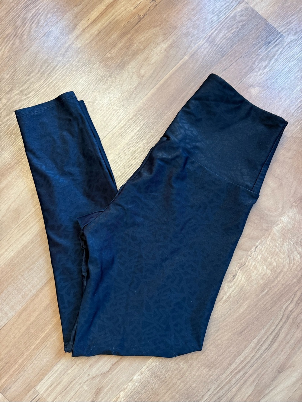 Shimmery Geometric High-Waist 7/8 Leggings: Onzie